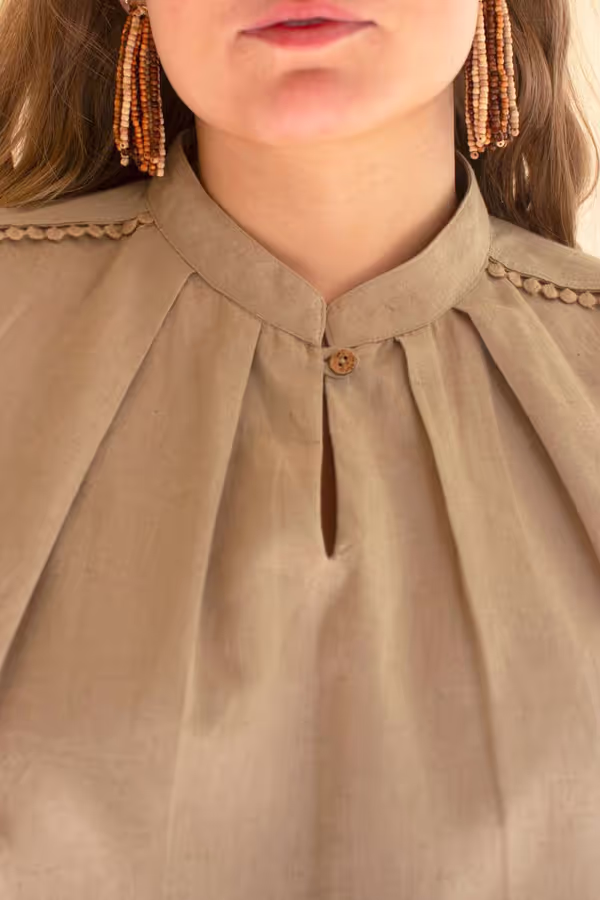 High-Neck Shortsleeve Blouse with Flat Pom-Pom Lace Detail / Oatmeal