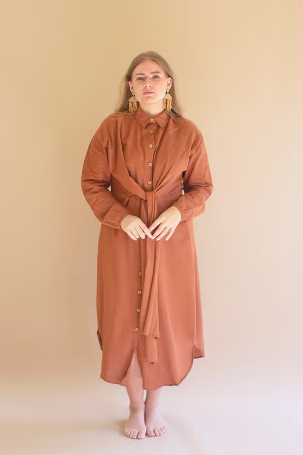 Long-Sleeve Button-Front Dress with Front-Tie Detail / Cinnamon
