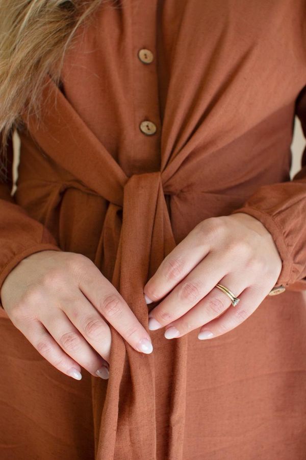 Long-Sleeve Button-Front Dress with Front-Tie Detail / Cinnamon