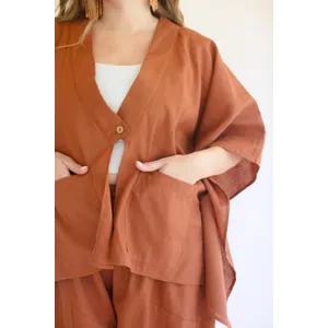 Winged-Sleeve Kimono with Front Pockets and Button / Cinnamon 3
