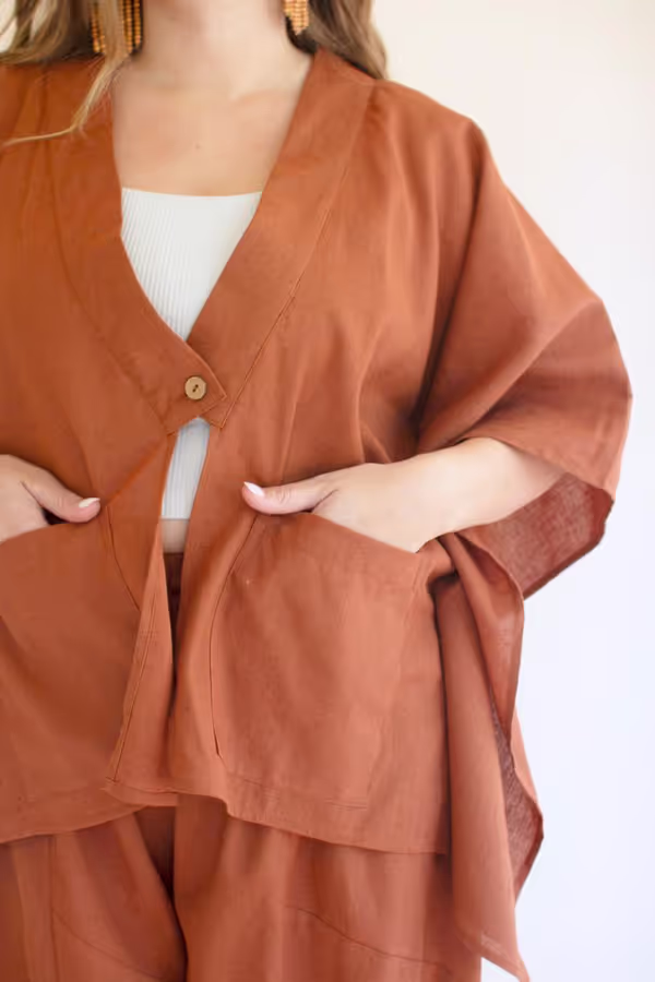 Winged-Sleeve Kimono with Front Pockets and Button / Cinnamon