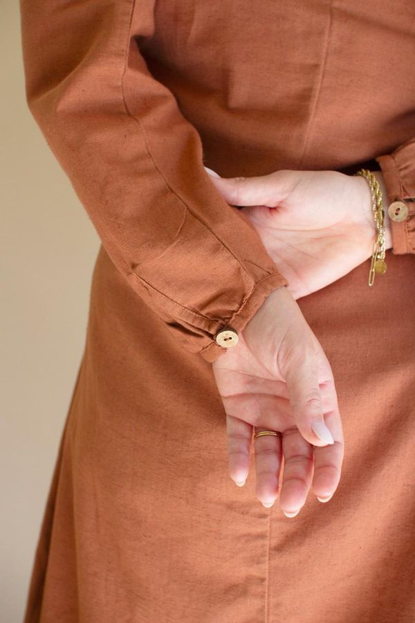 Long-Sleeve Button-Front Dress with Front-Tie Detail / Cinnamon
