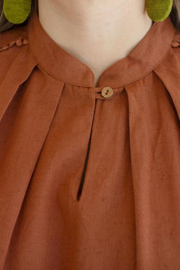 High-Neck Shortsleeve Blouse with Flat Pom-Pom Lace Detail / Cinnamon