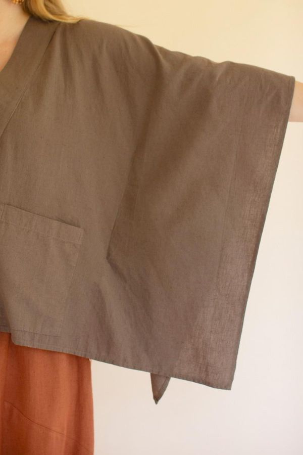 Winged-Sleeve Kimono with Front Pockets and Button / Oregano
