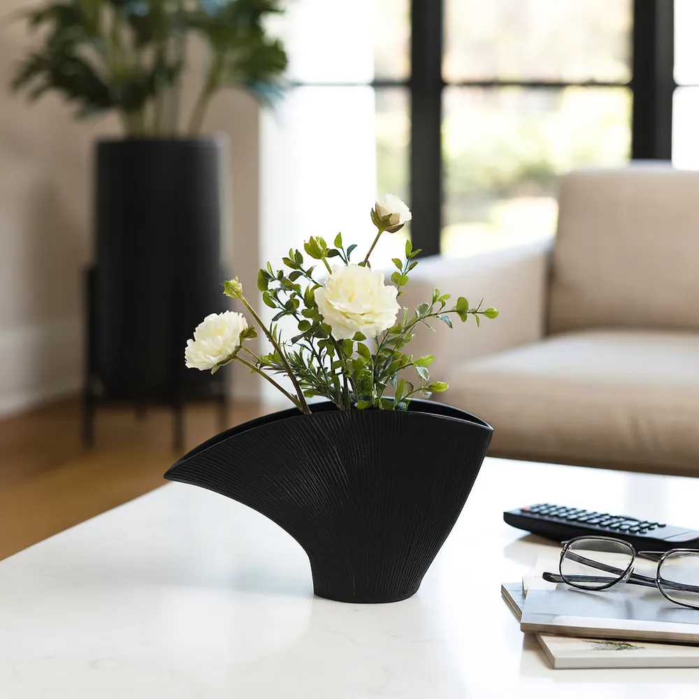 CALDERWORTH BLACK VASE 7 (IN)