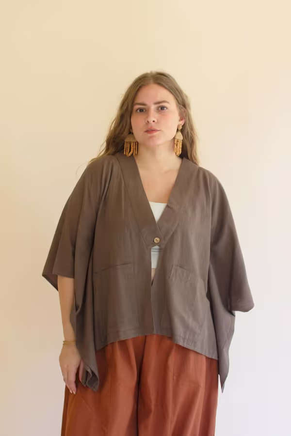 Winged-Sleeve Kimono with Front Pockets and Button / Oregano