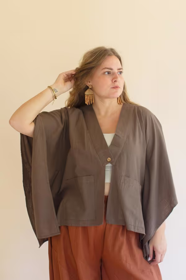 Winged-Sleeve Kimono with Front Pockets and Button / Oregano