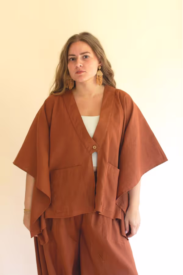 Winged-Sleeve Kimono with Front Pockets and Button / Cinnamon