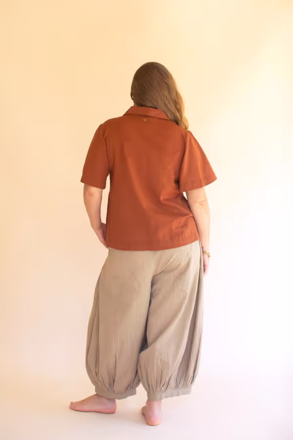 Short-Sleeve Button-Front Blouse with Collar / Cinnamon