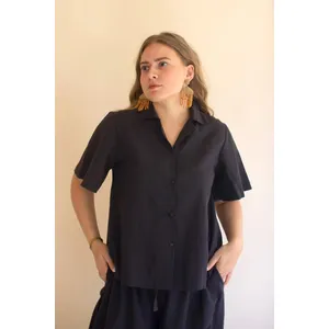 Short-Sleeve Button-Front Blouse with Collar / Midnight 1