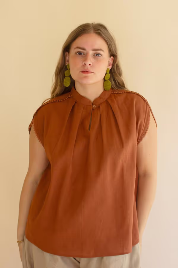 High-Neck Shortsleeve Blouse with Flat Pom-Pom Lace Detail / Cinnamon