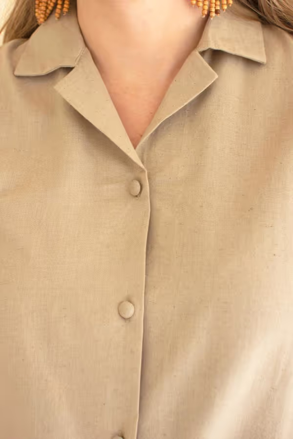 Short-Sleeve Button-Front Blouse with Collar / Oatmeal