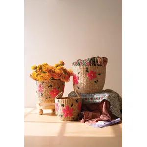 Set of 3 Seagrass Baskets with Embroidered Flowers 1