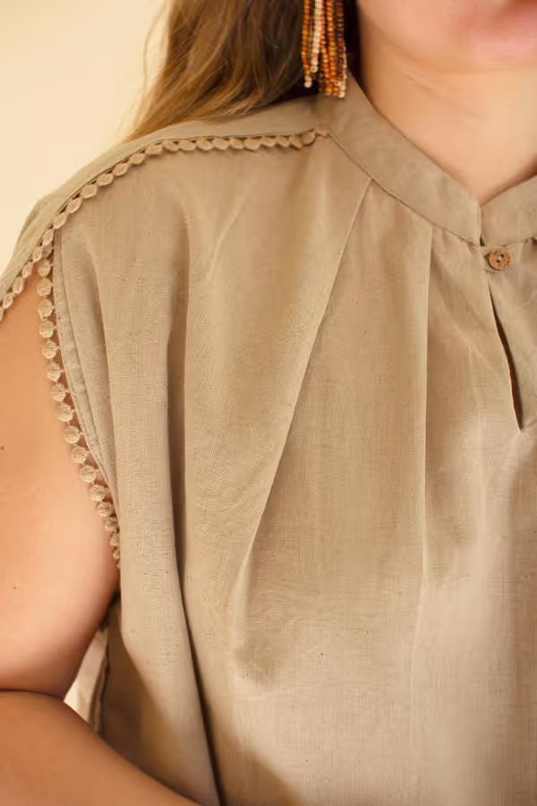 High-Neck Shortsleeve Blouse with Flat Pom-Pom Lace Detail / Oatmeal