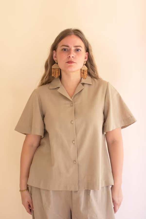 Short-Sleeve Button-Front Blouse with Collar / Oatmeal