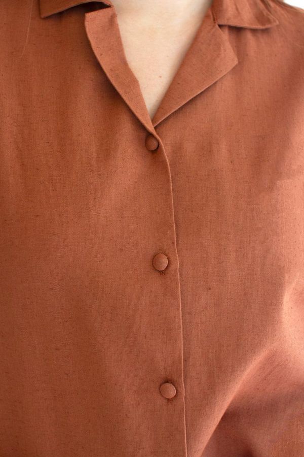 Short-Sleeve Button-Front Blouse with Collar / Cinnamon