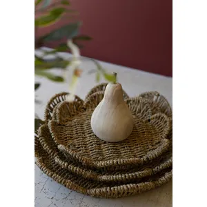 Set of 3 Flower-Shaped Woven Seagrass Trays 2