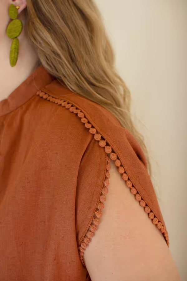 High-Neck Shortsleeve Blouse with Flat Pom-Pom Lace Detail / Cinnamon