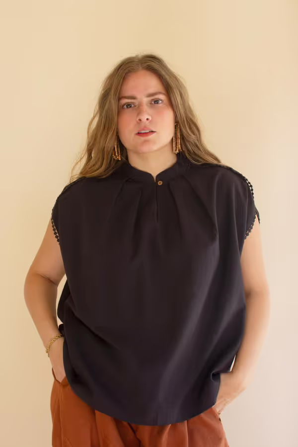 High-Neck Shortsleeve Blouse with Flat Pom-Pom Lace Detail / Midnight
