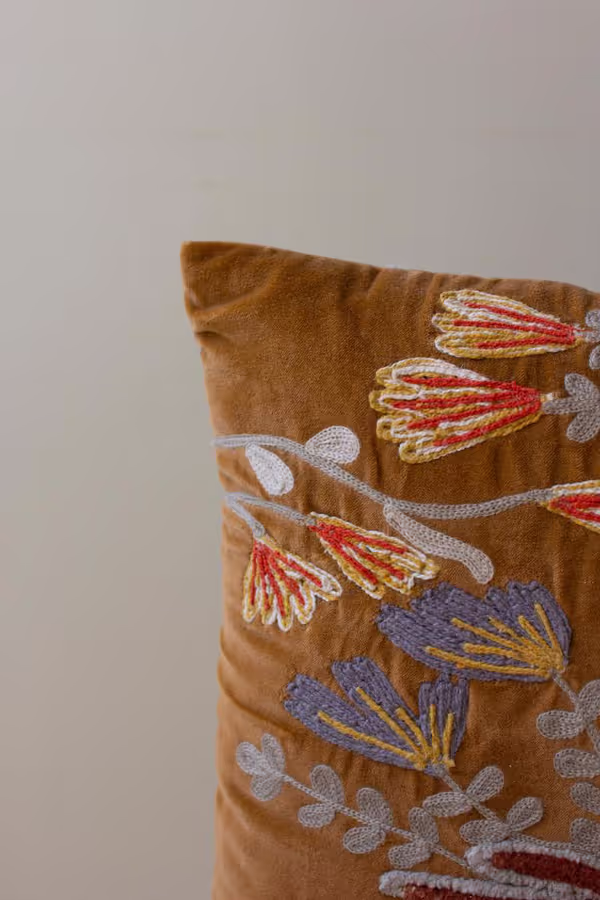 Set of 2 Embroidery Pillows with Flowers