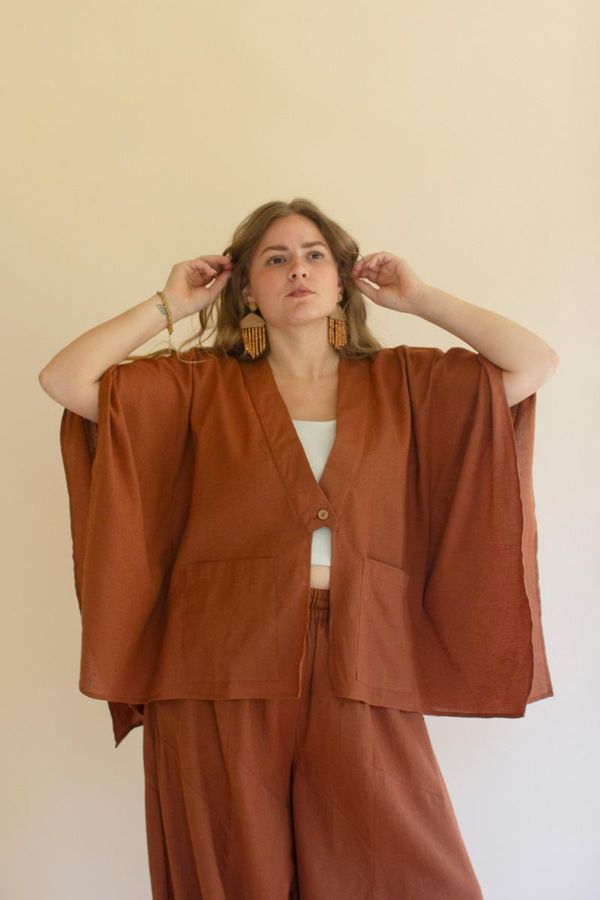 Winged-Sleeve Kimono with Front Pockets and Button / Cinnamon