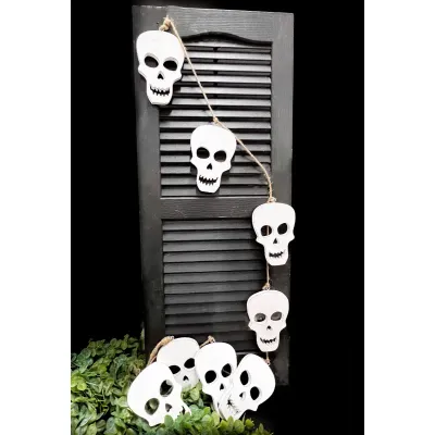Ghost Face Garland with 8 faces 6x4in each