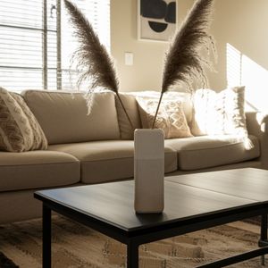 BECKHAVEN IVORY VASE 18 (IN) 10
