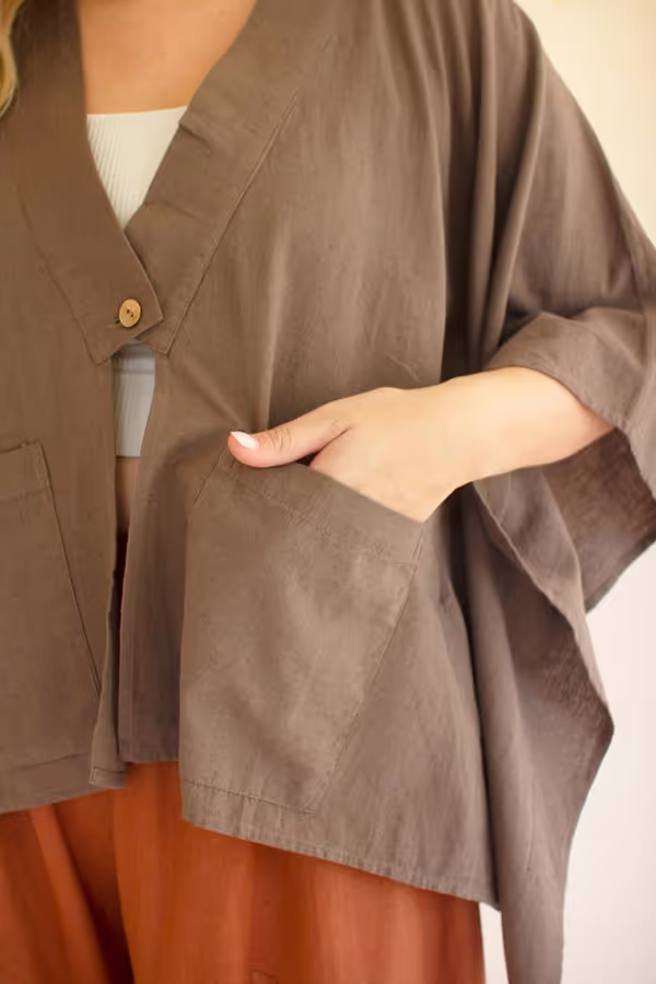 Winged-Sleeve Kimono with Front Pockets and Button / Oregano