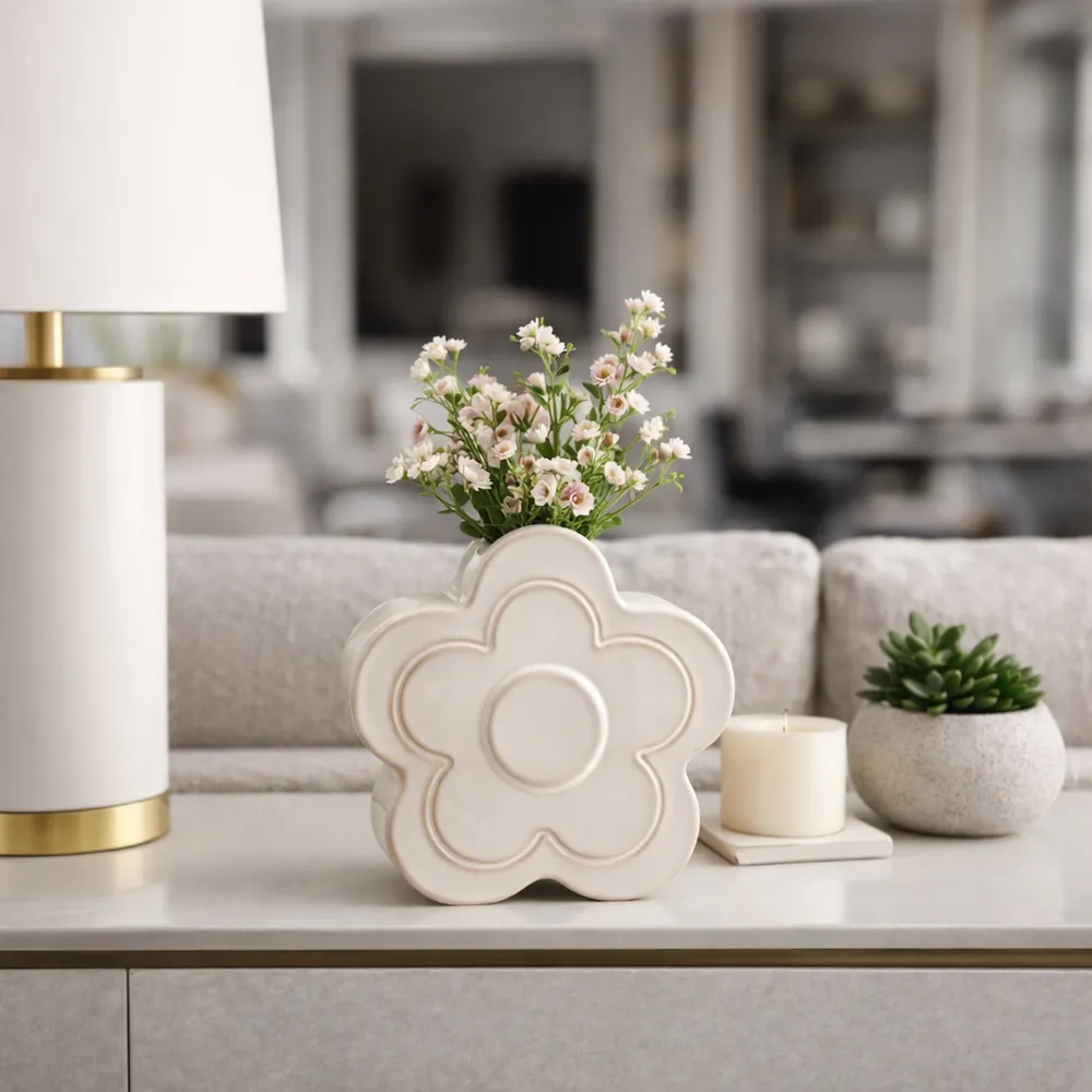 LUCASCREST IVORY VASE 7 (IN)
