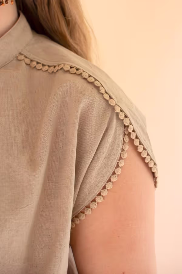 High-Neck Shortsleeve Blouse with Flat Pom-Pom Lace Detail / Oatmeal